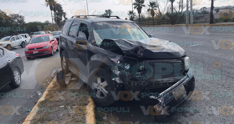 Omite alto y provoca choque en Ciudad Victoria, Tamaulipas; mujer resulta lesionada