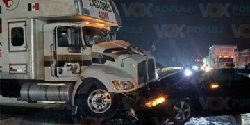 Operador de camión embiste a auto y huye en Tampico, Tamaulipas