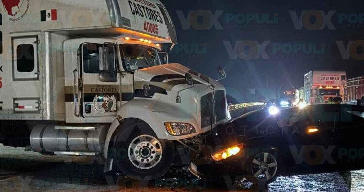 Operador de camión embiste a auto y huye en Tampico, Tamaulipas