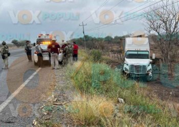 Operador de tráiler resulta herido tras salirse del camino en la carretera Mante-Tampico