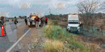 Operador de tráiler resulta herido tras salirse del camino en la carretera Mante-Tampico