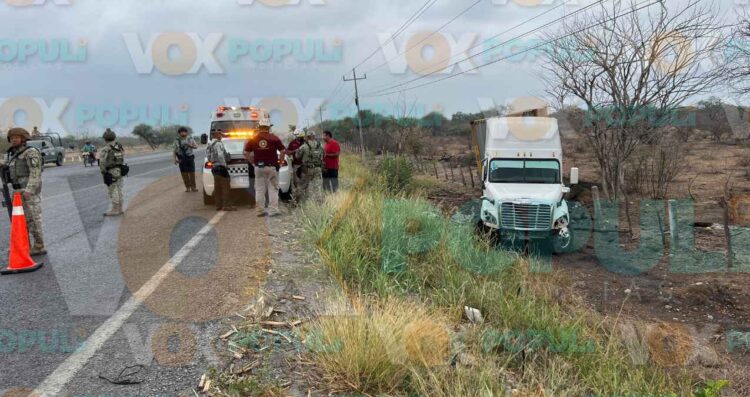 Operador de tráiler resulta herido tras salirse del camino en la carretera Mante-Tampico