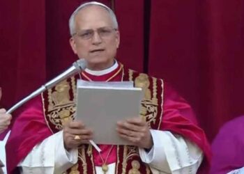 Papa León XIV da su primer discurso como Papa y envía saludo en español