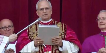 Papa León XIV da su primer discurso como Papa y envía saludo en español