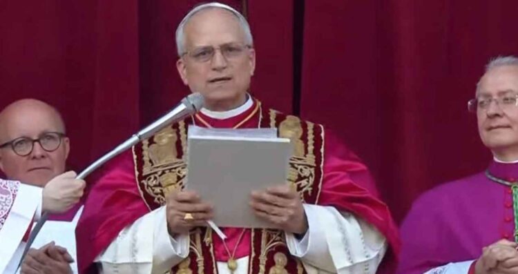 Papa León XIV da su primer discurso como Papa y envía saludo en español