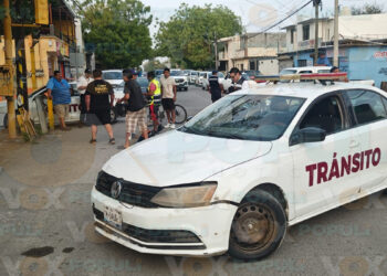 Pareja en moto ignora semáforo y termina lesionada tras choque con camioneta en Ciudad Victoria