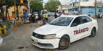 Pareja en moto ignora semáforo y termina lesionada tras choque con camioneta en Ciudad Victoria