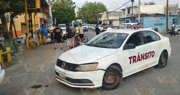 Pareja en moto ignora semáforo y termina lesionada tras choque con camioneta en Ciudad Victoria