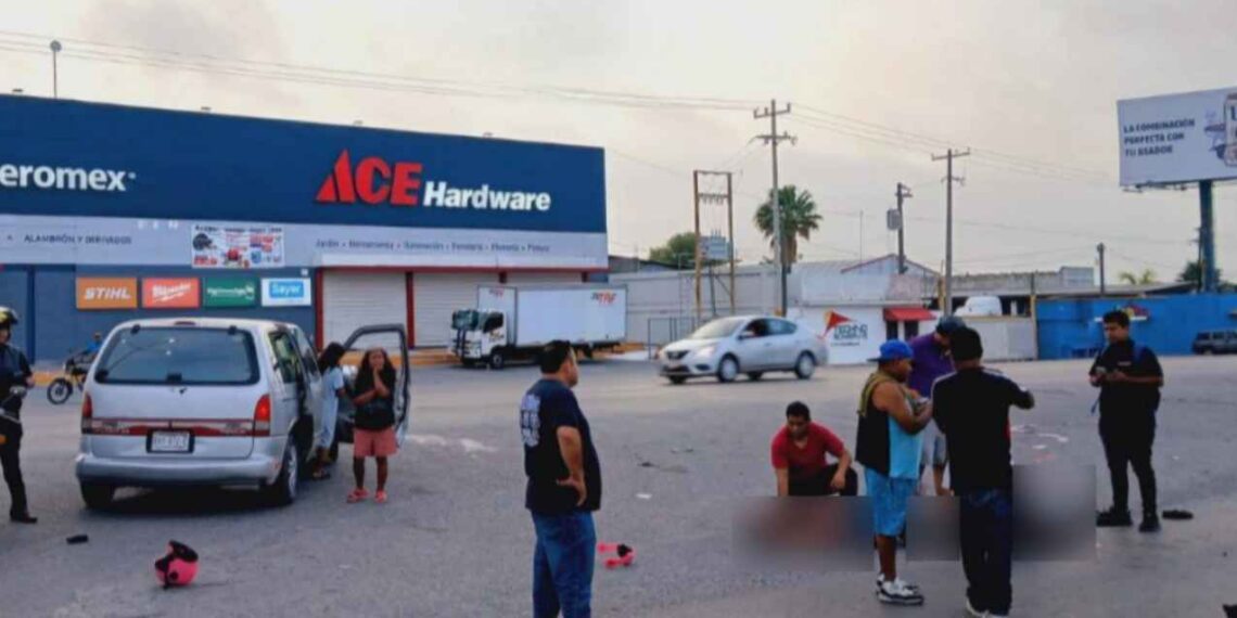 Pareja resulta herida tras impactarse contra una camioneta en el bulevar Morelos de Reynosa, Tamaulipas