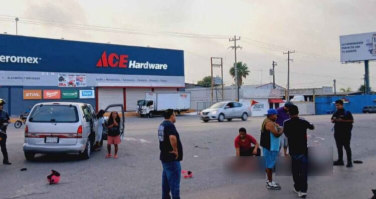 Pareja resulta herida tras impactarse contra una camioneta en el bulevar Morelos de Reynosa, Tamaulipas