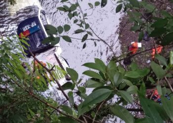 Patrulla cae a un barranco en la carretera Coatepec-Teocelo; hay dos policías sin vida