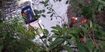 Patrulla cae a un barranco en la carretera Coatepec-Teocelo; hay dos policías sin vida