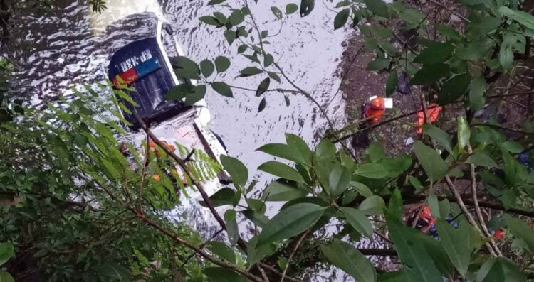 Patrulla cae a un barranco en la carretera Coatepec-Teocelo; hay dos policías sin vida