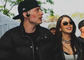 Peso Pluma confirma su relación con Kenia OS con beso en pleno concierto