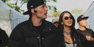 Peso Pluma confirma su relación con Kenia OS con beso en pleno concierto