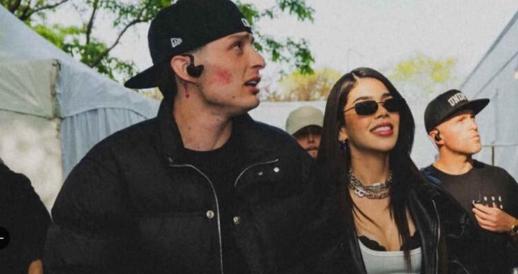 Peso Pluma confirma su relación con Kenia OS con beso en pleno concierto