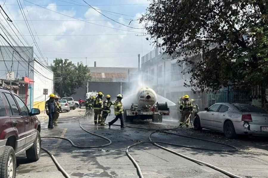 Pipa de gas se incendia en la Colonia Treviño de Monterrey, Nuevo León