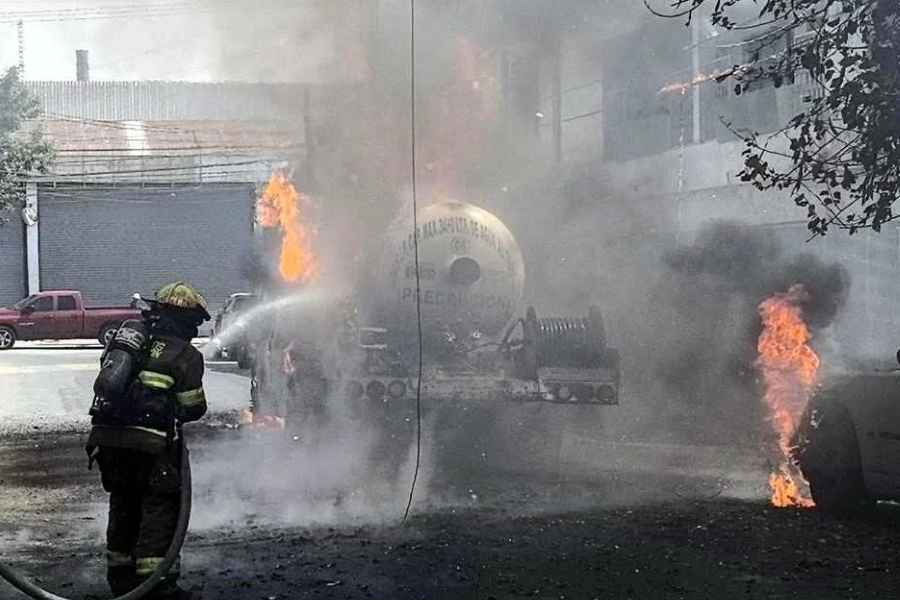 Pipa de gas se incendia en la Colonia Treviño de Monterrey, Nuevo León