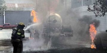 Pipa de gas se incendia en la Colonia Treviño de Monterrey, Nuevo León