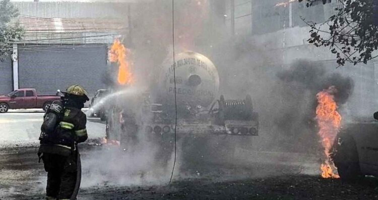 Pipa de gas se incendia en la Colonia Treviño de Monterrey, Nuevo León