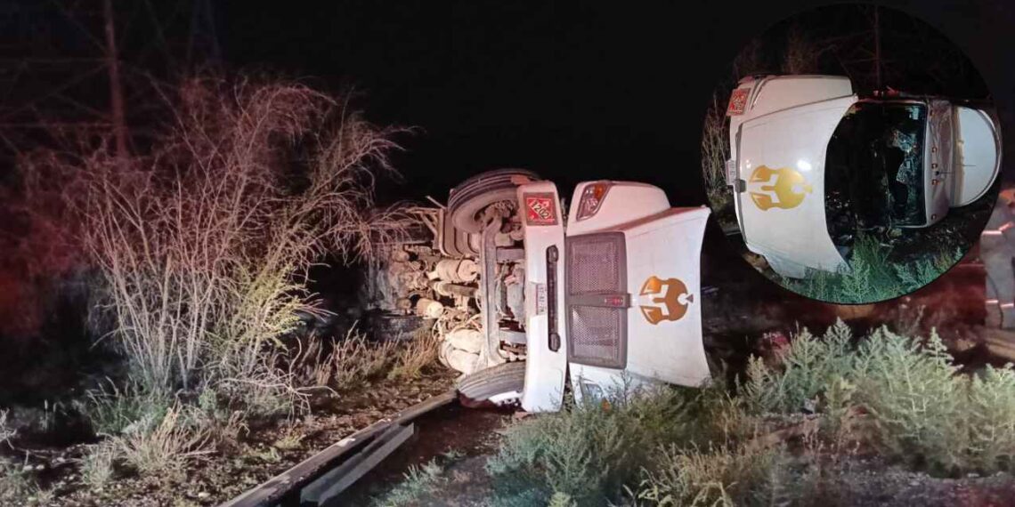 Pipa que transportaba aceite mineral vuelca en la Carretera Monterrey-Nuevo Laredo