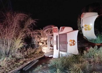 Pipa que transportaba aceite mineral vuelca en la Carretera Monterrey-Nuevo Laredo