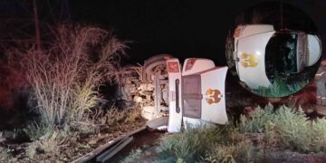 Pipa que transportaba aceite mineral vuelca en la Carretera Monterrey-Nuevo Laredo