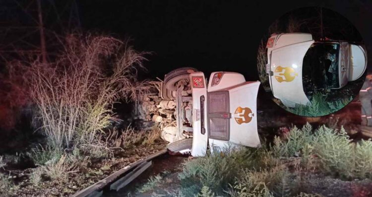 Pipa que transportaba aceite mineral vuelca en la Carretera Monterrey-Nuevo Laredo