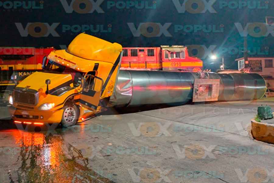 Pipa termina volcada tras ser impactada por el tren en Ciudad Madero, Tamaulipas