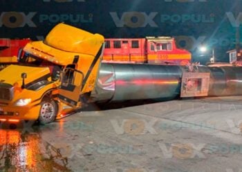 Pipa termina volcada tras ser impactada por el tren en Ciudad Madero, Tamaulipas