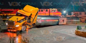 Pipa termina volcada tras ser impactada por el tren en Ciudad Madero, Tamaulipas