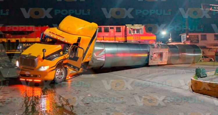 Pipa termina volcada tras ser impactada por el tren en Ciudad Madero, Tamaulipas
