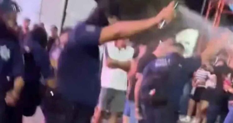 Policía lanza gas pimienta en concierto de El Gran Silencio en Manzanillo, Colima