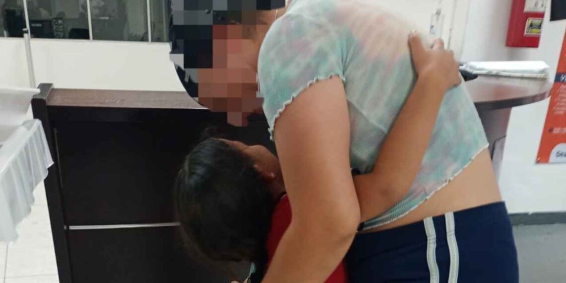 Policías de Guadalupe, Nuevo León, rescatan a niña de 4 años que deambulaba sola por la calle