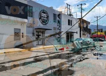 Poste con transformador cae y deja sin luz a vecinos de Ciudad Victoria, Tamaulipas