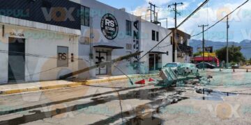 Poste con transformador cae y deja sin luz a vecinos de Ciudad Victoria, Tamaulipas