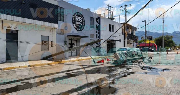 Poste con transformador cae y deja sin luz a vecinos de Ciudad Victoria, Tamaulipas