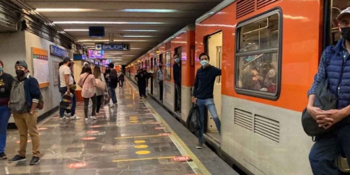 Metro de Cd. de México suspende servicio por rescate de persona