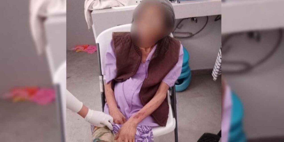 Rescatan a adulta mayor que vivía en abandono en Ecatepec