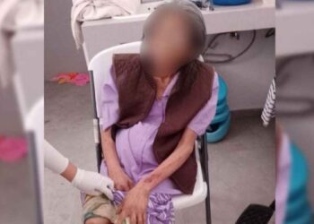 Rescatan a adulta mayor que vivía en abandono en Ecatepec