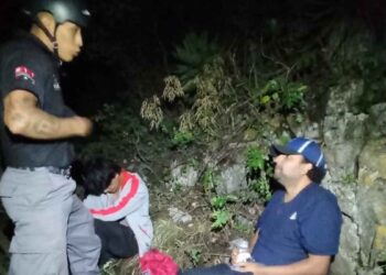 Rescatan a dos hombres agotados en el Cerro de las Mitras, Nuevo León