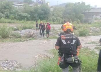 Rescatan a personas atrapadas por la corriente del río Santa Catarina en Monterrey, Nuevo León