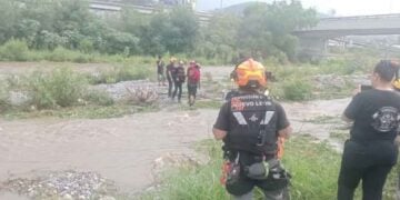 Rescatan a personas atrapadas por la corriente del río Santa Catarina en Monterrey, Nuevo León