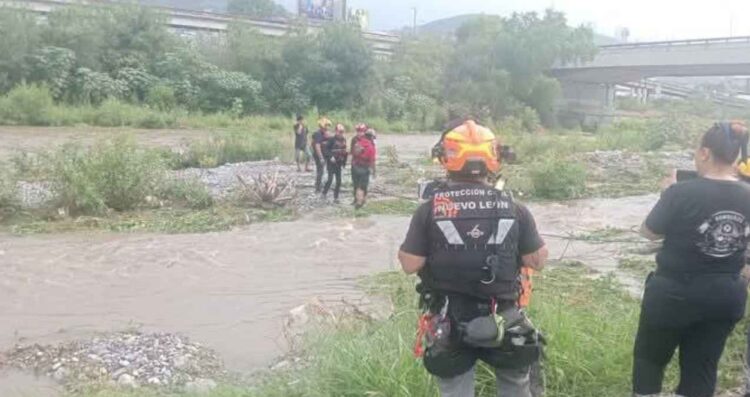 Rescatan a personas atrapadas por la corriente del río Santa Catarina en Monterrey, Nuevo León