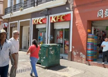Roban tablet y memoria de cámaras en KFC de Tepic; el local está junto a la presidencia municipal