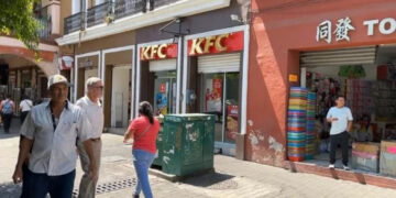 Roban tablet y memoria de cámaras en KFC de Tepic; el local está junto a la presidencia municipal