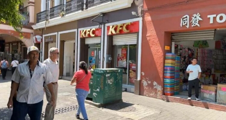 Roban tablet y memoria de cámaras en KFC de Tepic; el local está junto a la presidencia municipal