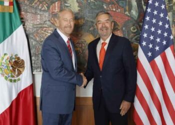Ronald Johnson, Embajador de Estados Unidos en México, sostiene reunión con el Canciller, Juan Ramón de la Fuente, para hablar de la relación entre ambos países