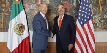 Ronald Johnson, Embajador de Estados Unidos en México, sostiene reunión con el Canciller, Juan Ramón de la Fuente, para hablar de la relación entre ambos países