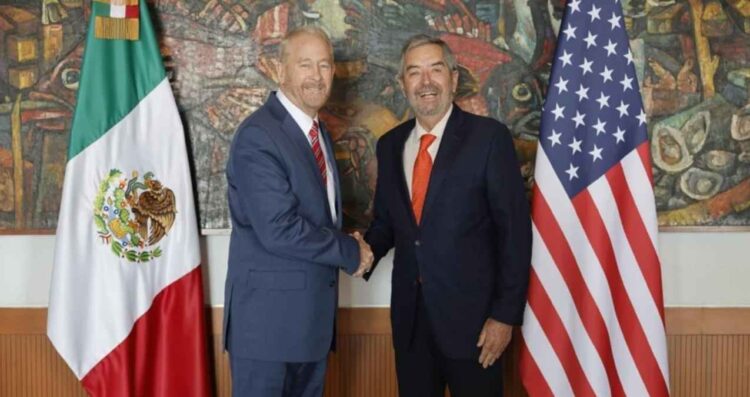 Ronald Johnson, Embajador de Estados Unidos en México, sostiene reunión con el Canciller, Juan Ramón de la Fuente, para hablar de la relación entre ambos países
